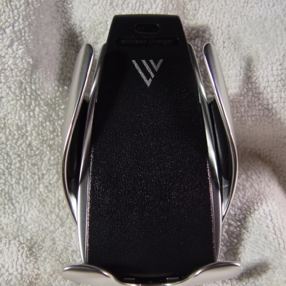 LIV WIRELESS SMART SENSOR WIRELESS CAR CHARGER - new open box